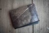Gefütterte nachhaltige Laptop Hülle 15–16" aus Blattleder – Vegane, handgenähte & wasserabweisende Laptoptasche für MacBook in grau / braun BY COPALA