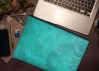 Gefütterte nachhaltige Laptop Hülle 13–14" aus Blattleder – Vegane, handgenähte & wasserabweisende Laptoptasche für MacBook Air/Pro - türkis BY COPALA