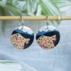 formwiese »Glitzerlandschaft« (Hängeohrringe aus Holz mit handbedrucktem abstraktem Motiv, silberne Creolen, Glitzer)