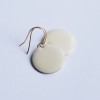 nahili OHRRINGE - golden dots - Emaille Kreise diverse Farben wie creme weiß, schwarz, flieder, lila goldene Haken 14K plattiert