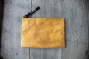Gefütterte nachhaltige Laptop Hülle 13–14" aus Blattleder – Vegane, handgenähte & wasserabweisende Laptoptasche für MacBook Air / Pro in gelb BY COPALA