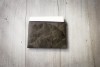 Gefütterte nachhaltige Laptop Hülle 15–16" aus Blattleder – Vegane, handgenähte & wasserabweisende Laptoptasche für MacBook in grau / braun BY COPALA