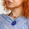 »BloomingAura« – Kette mit rotem Blumenanhänger und violetten Perlen von pinapina  