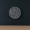 Terrazzo Wanduhr mit Uhrzeiger aus Messing, dunkelgrau – VLO design