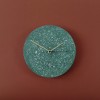 Terrazzo Wanduhr mit Uhrzeiger aus Messing, grün – VLO design