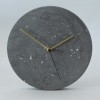 Terrazzo Wanduhr mit Uhrzeiger aus Messing / objet vague