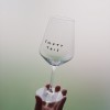 "Empty This" Weinglas by Johanna Schwarzer × selekkt