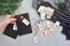 MOYA Adventskalender Anhänger aus Birkenrinde mit handgestempelten Zahlen - 24 Geschenkanhänger aus Birke