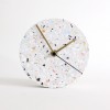 Kleine Wanduhr mit Uhrzeiger aus Messing / Hellgrau / objet vague