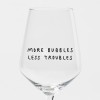 "More Bubbles Less Troubles" Weinglas by Johanna Schwarzer × selekkt