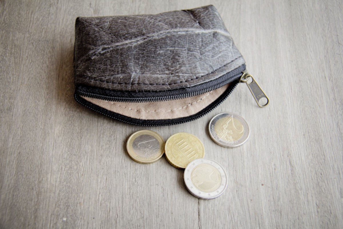 Portemonnaie, Geldbörse aus laminierten Blättern in Schwarz BY COPALA