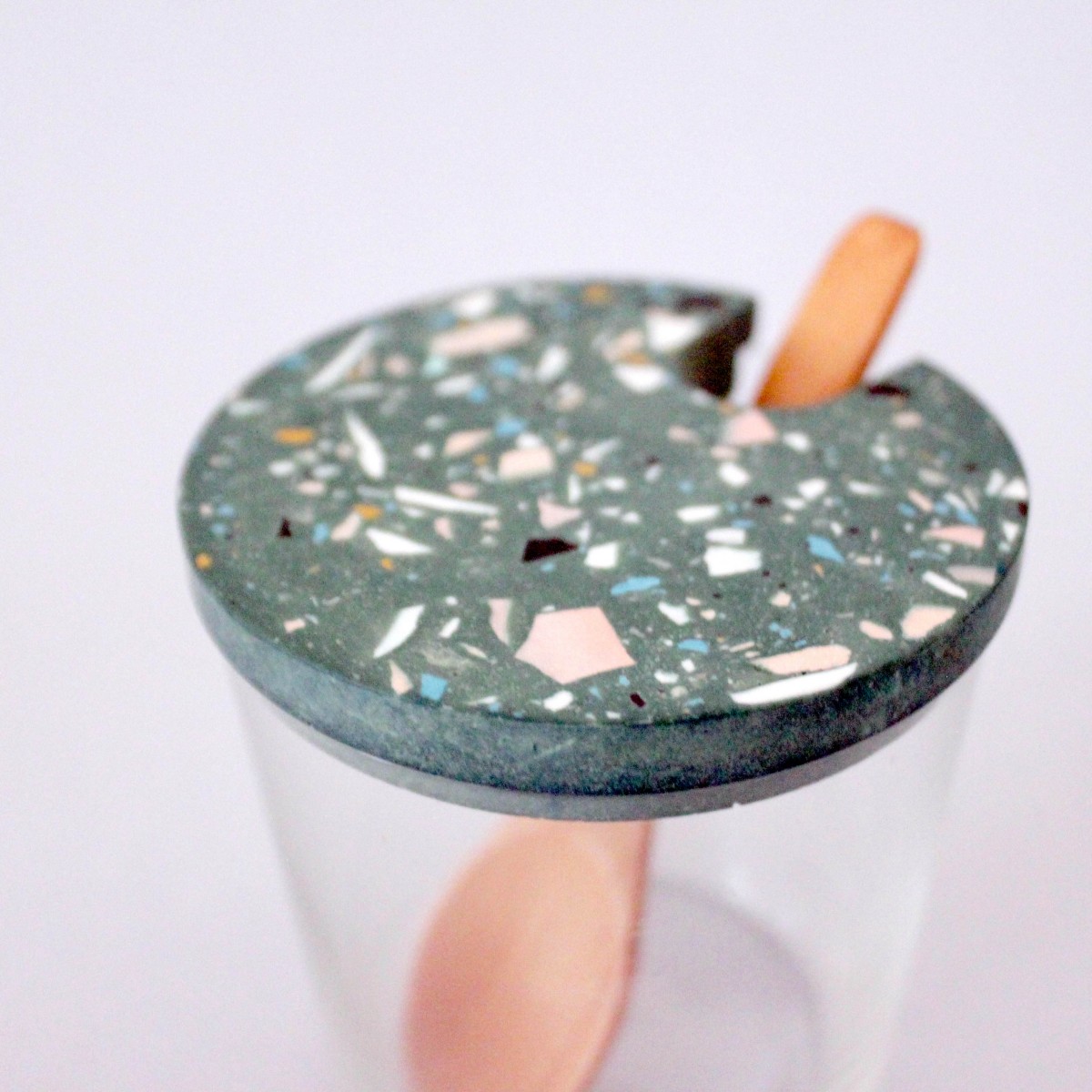 Terrazzo Zuckerdose Glas mit Holzlöffel / grün / objet vague