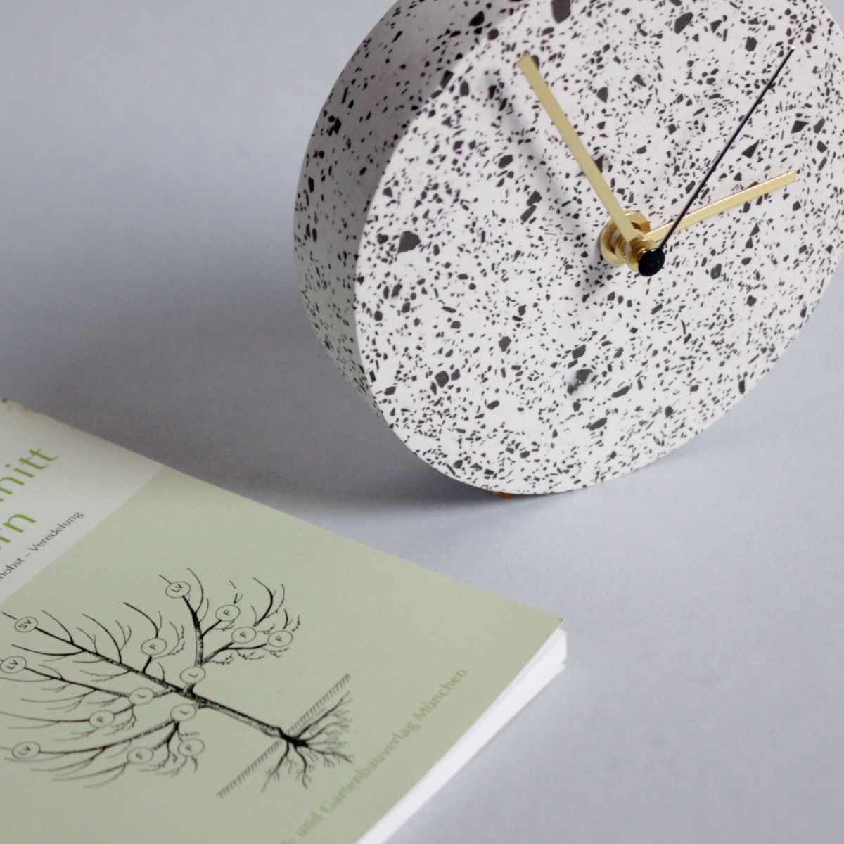Kleine Wanduhr mit Uhrzeiger aus Messing / Weiß / objet vague