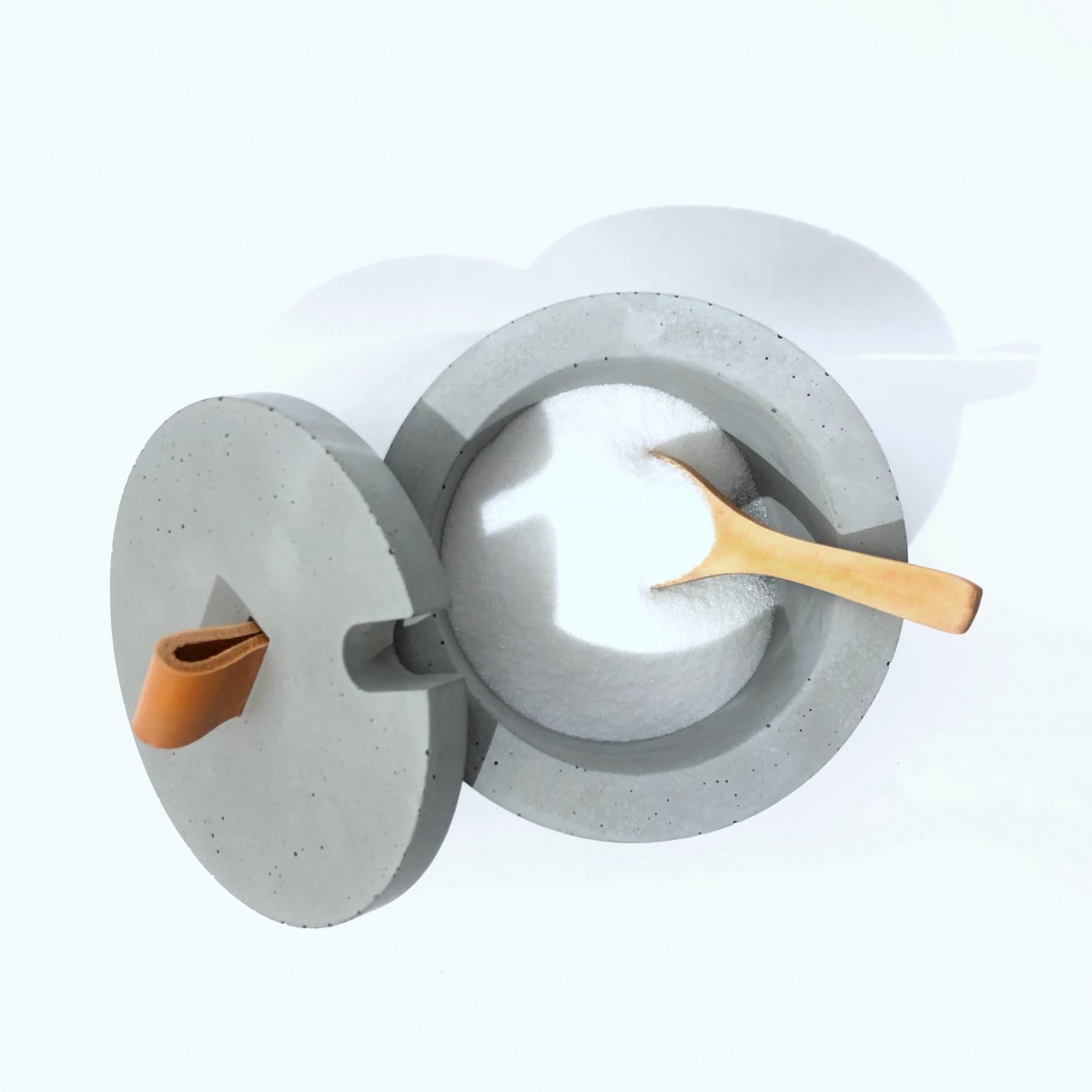 Beton-Zuckertopf mit Holzlöffel – Ledergriff Cognac von Grellroth Design