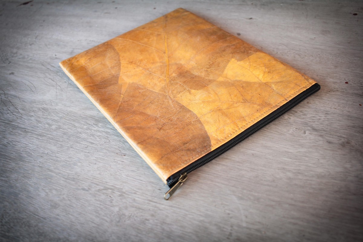 Nachhaltige vegane 13–14 Zoll Laptoptasche aus Blättern, MacBook Hülle – Vegan Leder mit Zipper in gelb BY COPALA