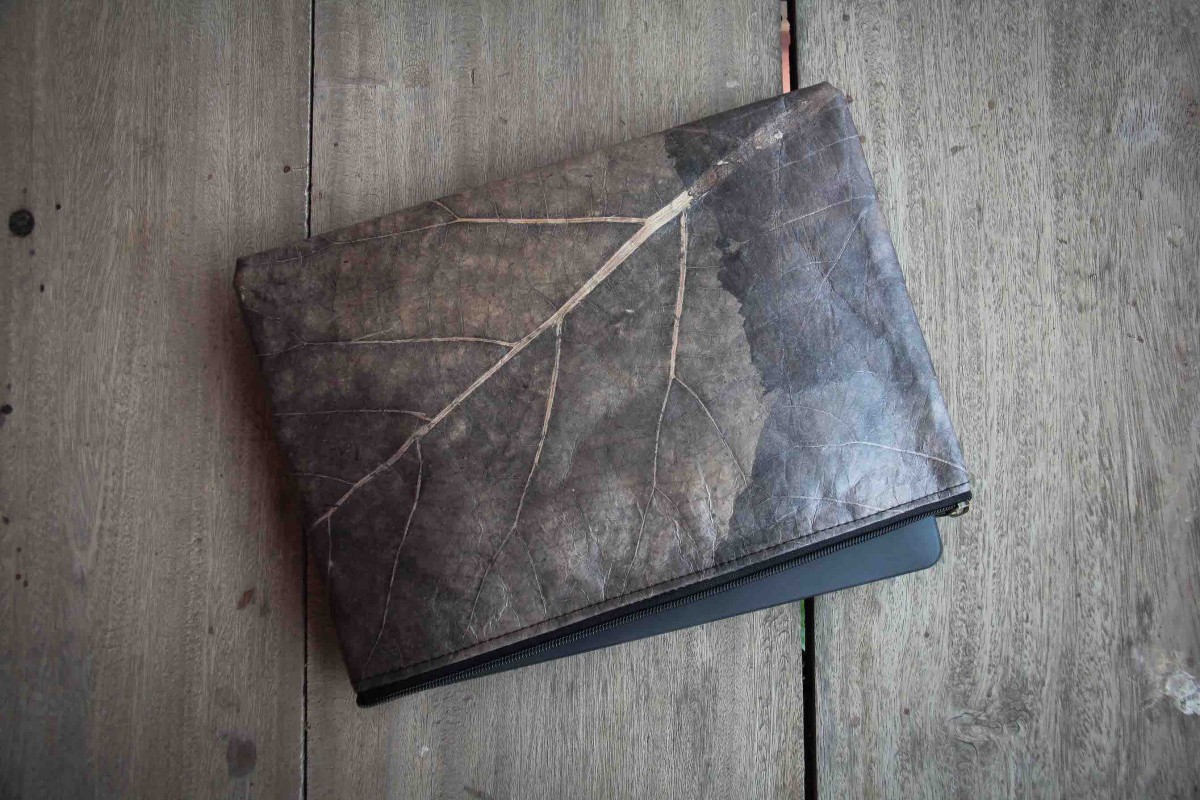 Gefütterte nachhaltige Laptop Hülle 15–16" aus Blattleder – Vegane, handgenähte & wasserabweisende Laptoptasche für MacBook in grau / braun BY COPALA