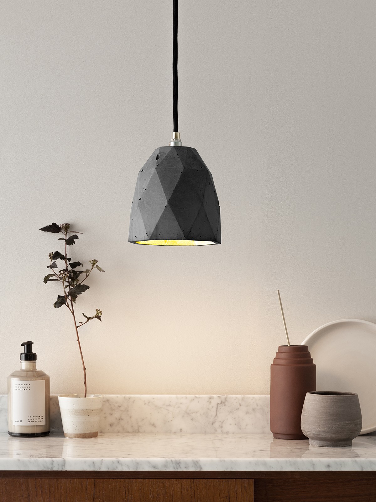 GANTlights - Beton Hängelampe [T1] dark Lampe Gold trianguliert