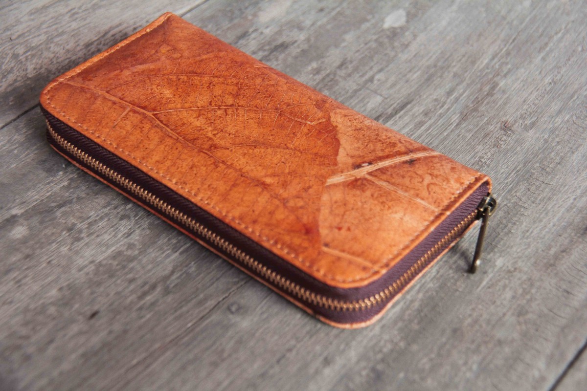 Portemonnaie aus recycelten Blättern / Nachhaltige vegane Brieftasche in orange - braun BY COPALA