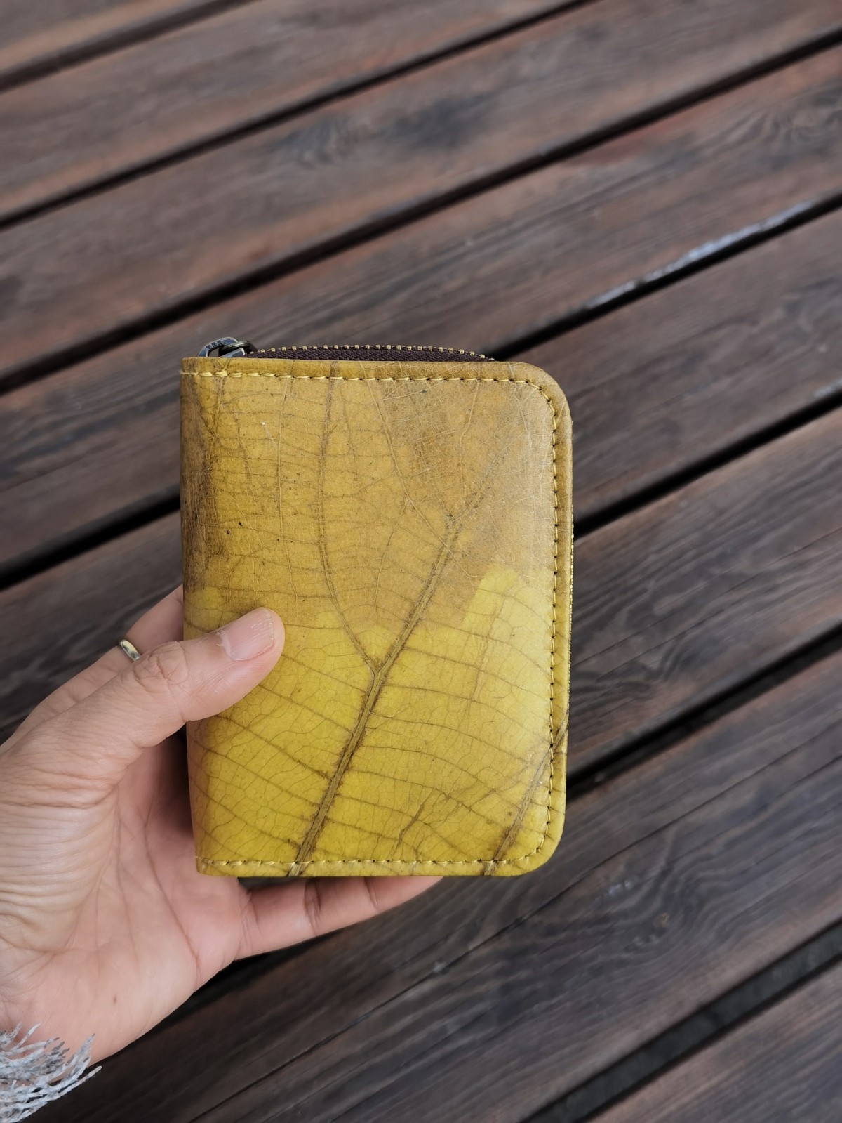 Nachhaltiges Portemonnaie aus recycelten Blättern in gelb mit Zipper – vegan & umweltfreundlich BY COPALA