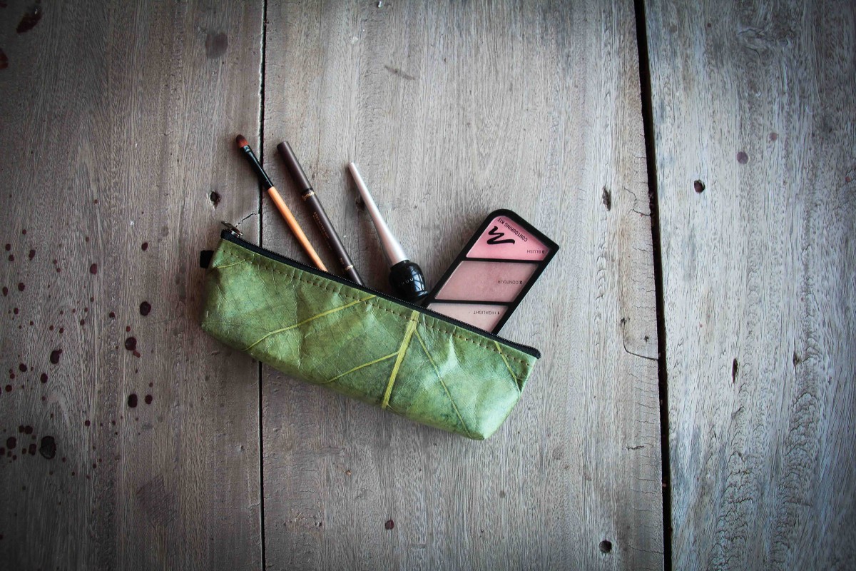Federmappe / Etui / Kulturtasche aus Blättern in grün BY COPALA