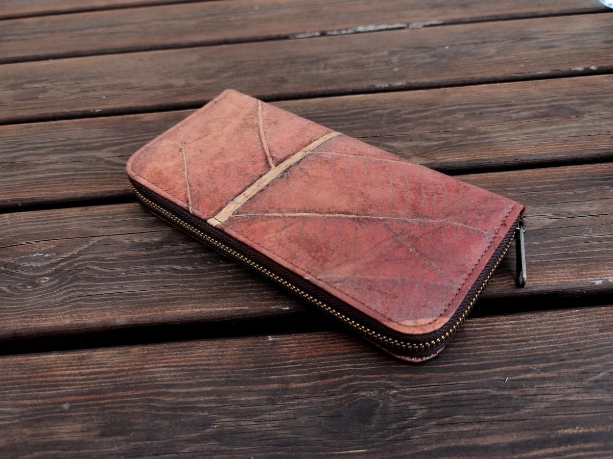 Portemonnaie/ Geldbörse aus recycelten Blättern, Nachhaltige vegan Brieftasche mit Zipper in Rot/ Braun - Vegan & umweltfreundlich BY COPALA