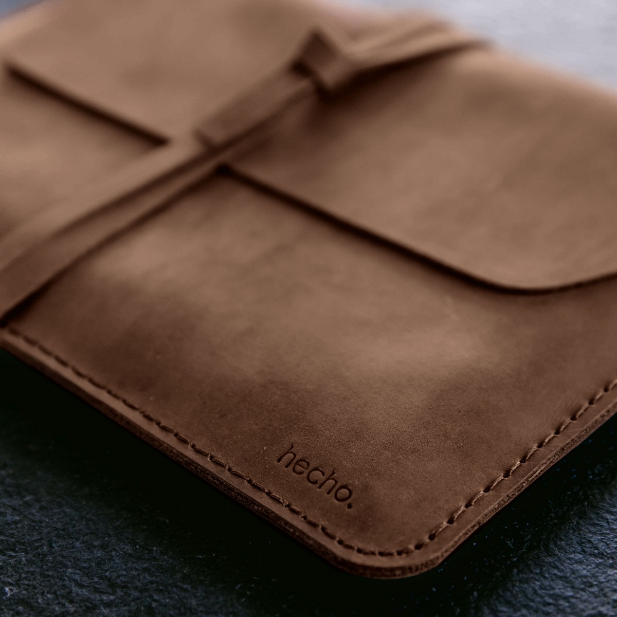 hecho. Hülle aus Pull-Up Leder für MacBook Air 13“ M1-M3 & Retina 2018-2024 | Handmade & Fair Fashion | „Pablo“