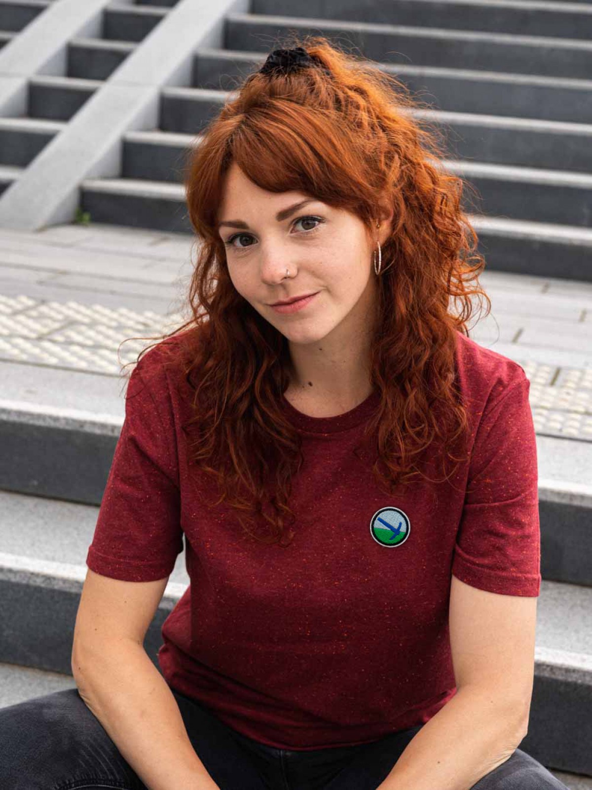 Stadtliebe® | Kassel T-Shirt mit gestickter „Spitzhacke“ Burgundi 100% Bio-Baumwolle
