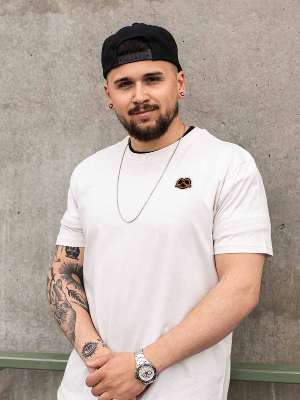 Stadtliebe® | München T-Shirt mit gestickter „Brezel“ Off-white 100% Bio-Baumwolle
