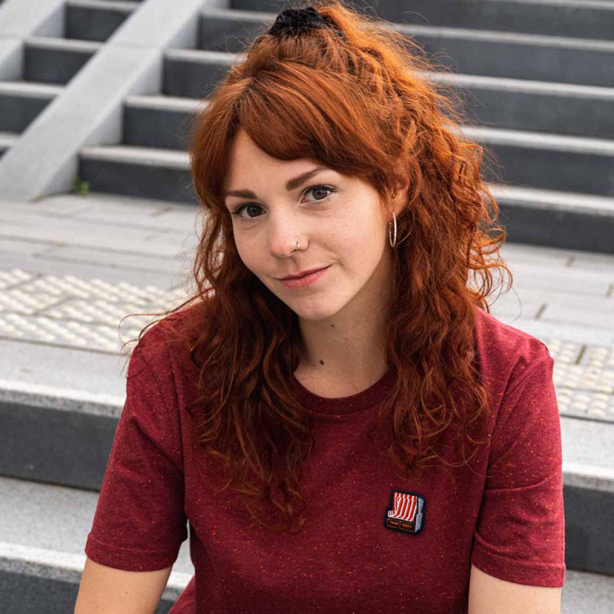 Stadtliebe® | Nordsee T-Shirt mit gesticktem „Strandkorb“ Burgundi 100% Bio-Baumwolle
