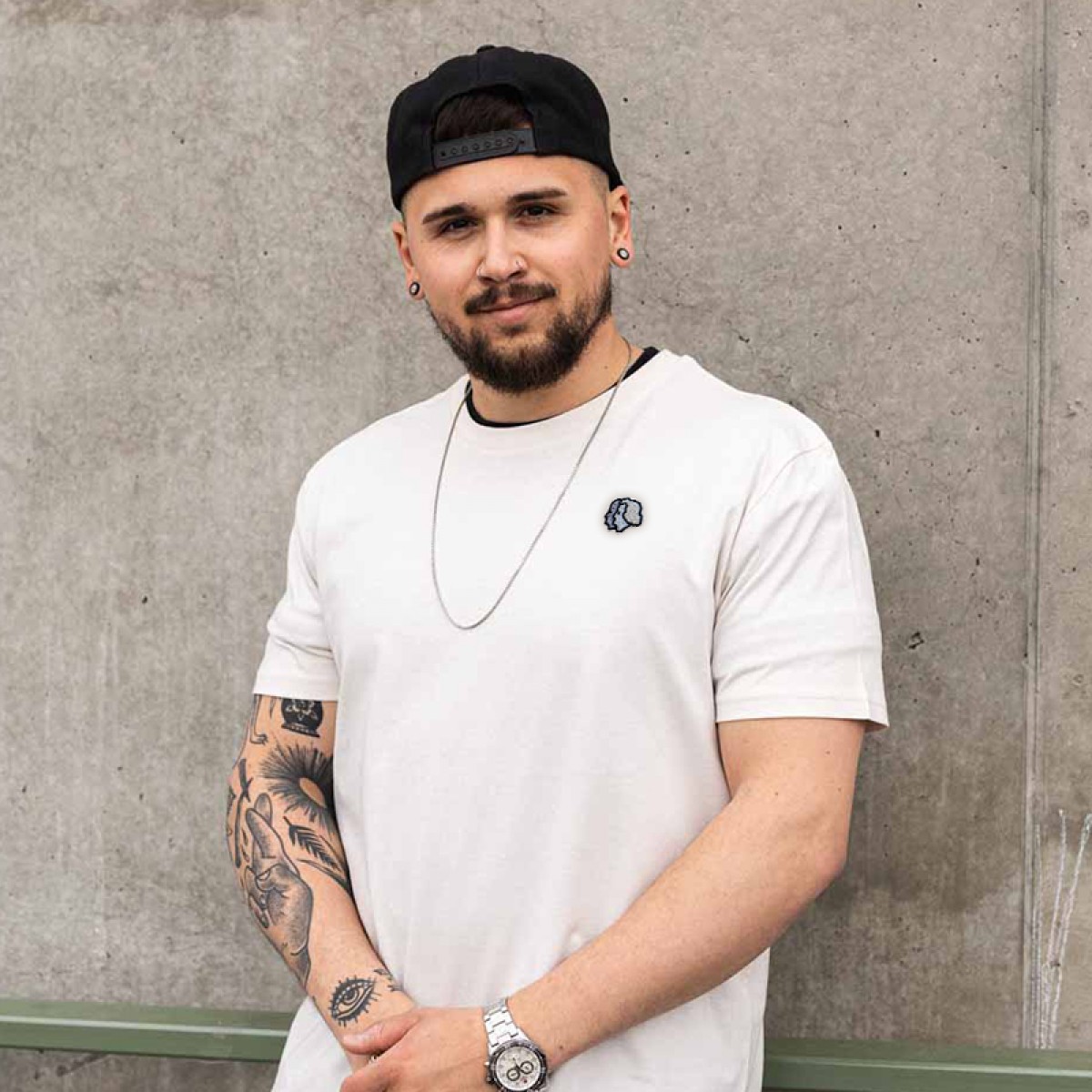 Stadtliebe® | Kassel T-Shirt mit gestickten „Brüder Grimm“ Off-white 100% Bio-Baumwolle
