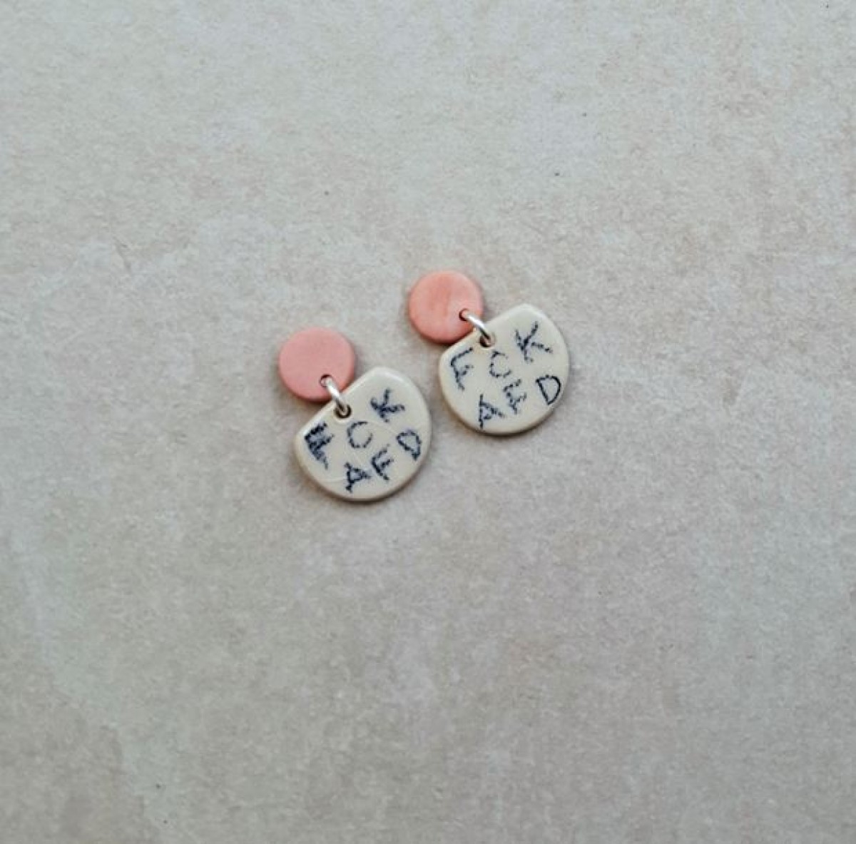 Skelini - Porzellan Ohrringe mit Handschrift - rosa
