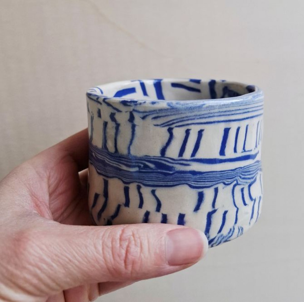 Skelini – Kaffeetasse aus Keramik - blau-cremige Farbkombination