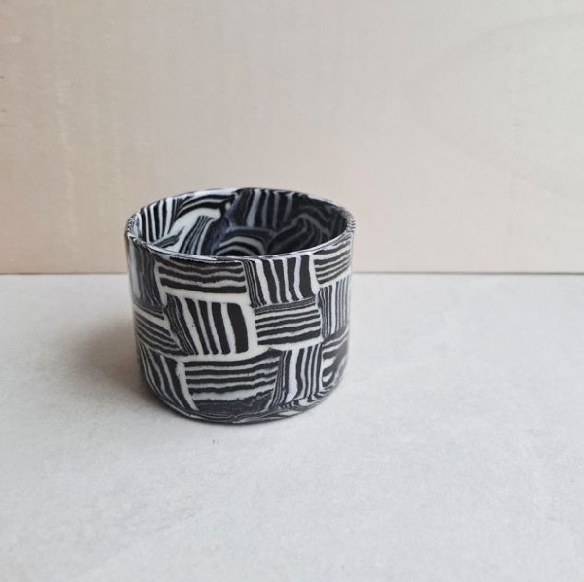 Skelini – Kaffeetasse aus Porzellan in Schwarz-Weiß