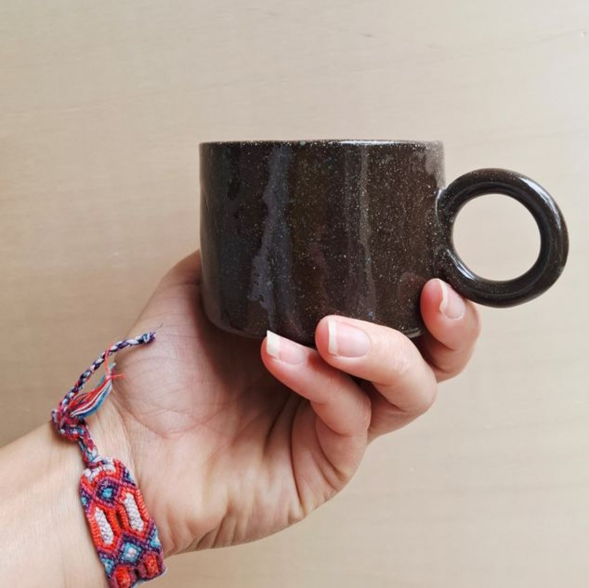Skelini – Kaffeetasse aus schokobraunem Ton mit feinen blauen Sprenkeln