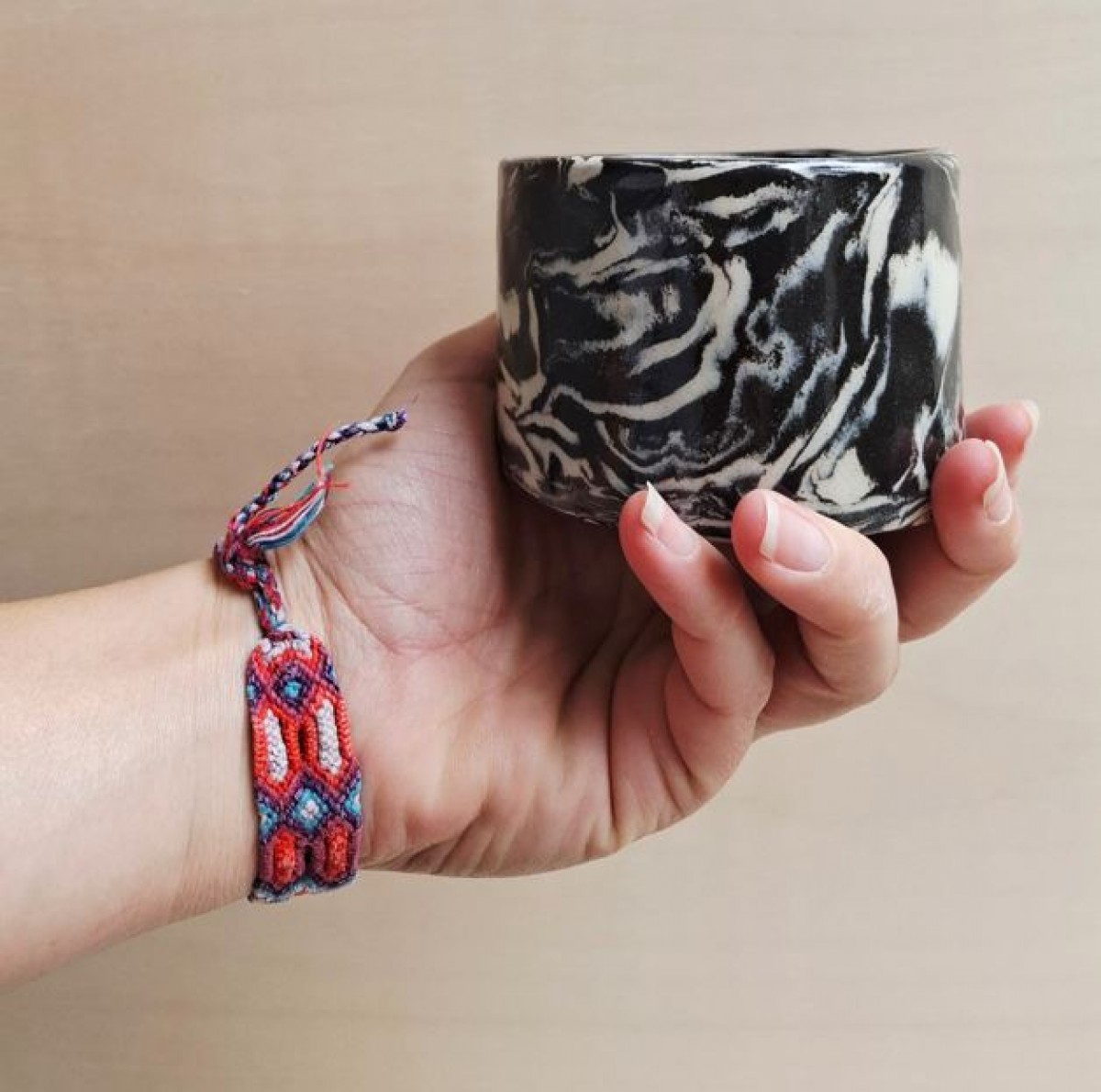 Skelini – Kaffeetasse aus Keramik in Schwarz-Weiß