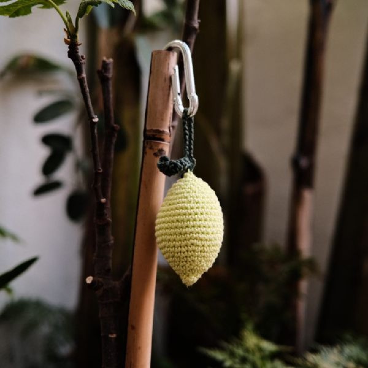 'Lemon Bag Charm' gehäkelter Zitronen Anhänger von crroco studio