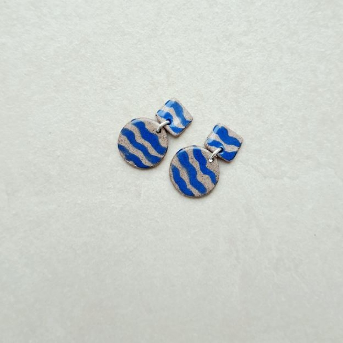 Skelini - Porzellan-Ohrringe mit blauen Wellenmustern