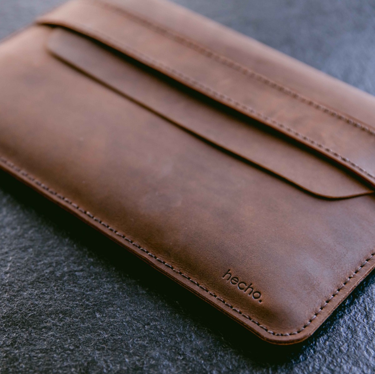 hecho. Hülle mit Stifthalter für iPad Air (1-5) Handmade | Pull-Up Leder "Fernando"