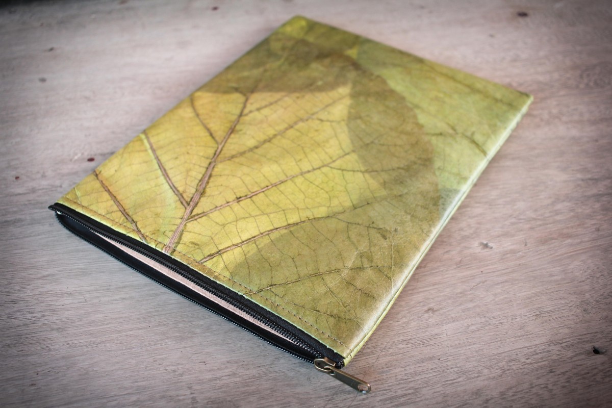 Nachhaltige vegane 15–16 Zoll Laptoptasche aus Blättern, MacBook Hülle – Vegan Leder mit Zipper in grün BY COPALA