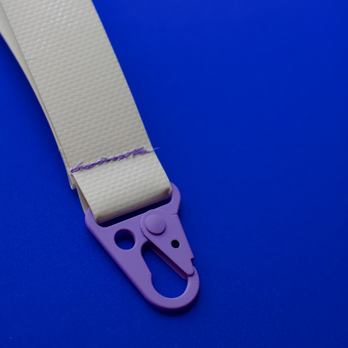 Mini-Strap aus LKW-Plane mit Soft-Touch-Karabiner – Buttergelb & Heidelbeere - Pikto3000