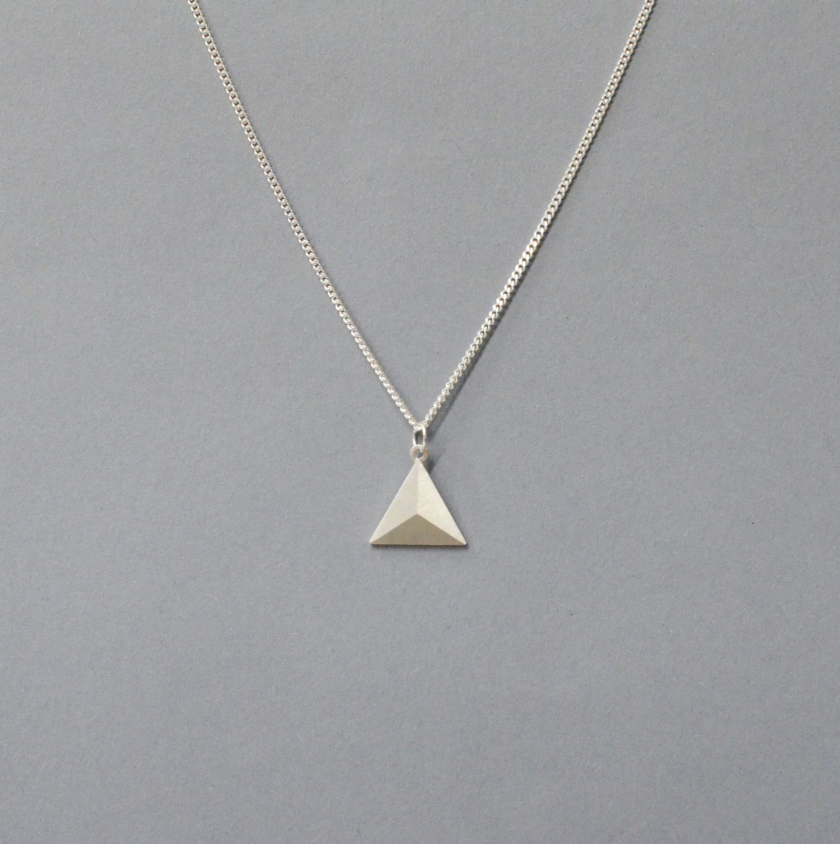 Teresa Gruber 
Anhänger "flat platonics- pyramid", 
925 Silber