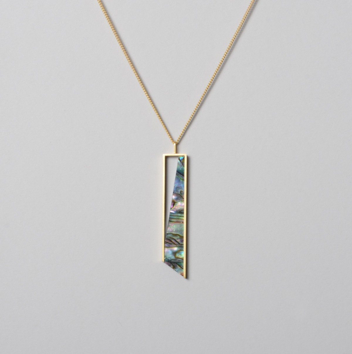 Teresa Gruber 
Anhänger "Mother of pearl- three"
925 Silber - 14 kt vergoldet