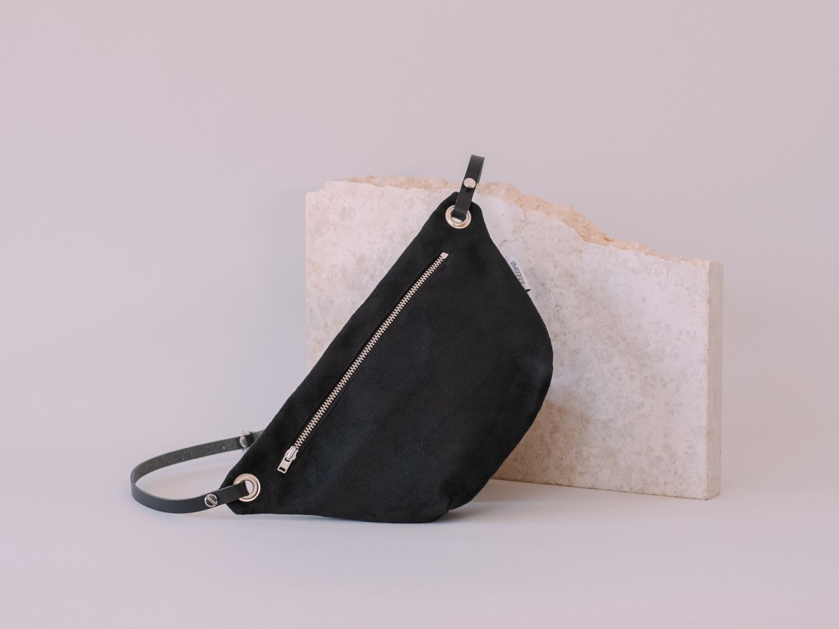 ZACAMO – Bauchtasche • Suede • black •