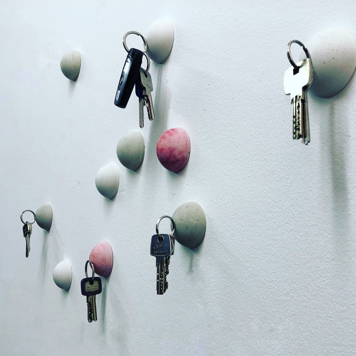 Dot. Der Betonmagnet von Grellroth Design