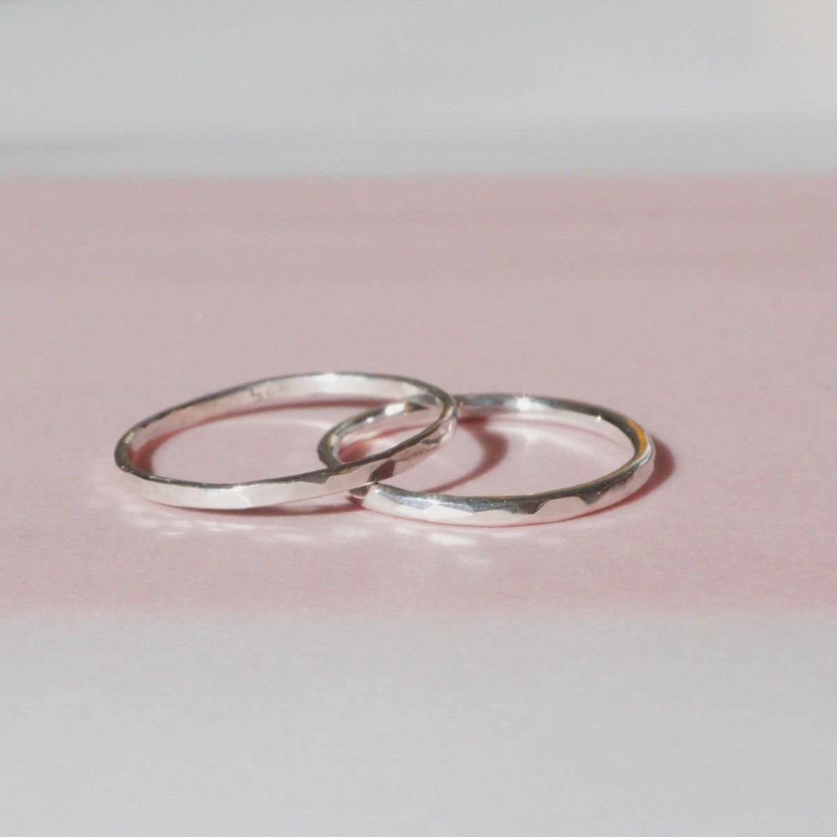 schlichter gehämmerter Ring aus Silber - Ida Fischer Schmuck