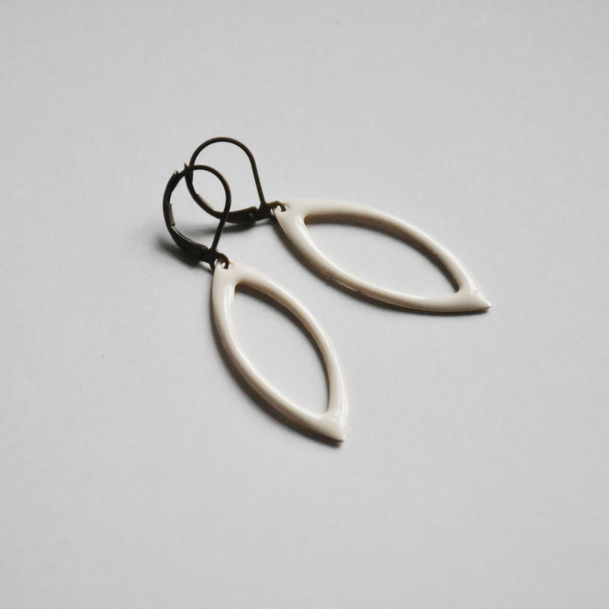 nahili UNIKAT - OHRRINGE - weiße Ellipsen - Emaille creme weiß altgold Bronze 