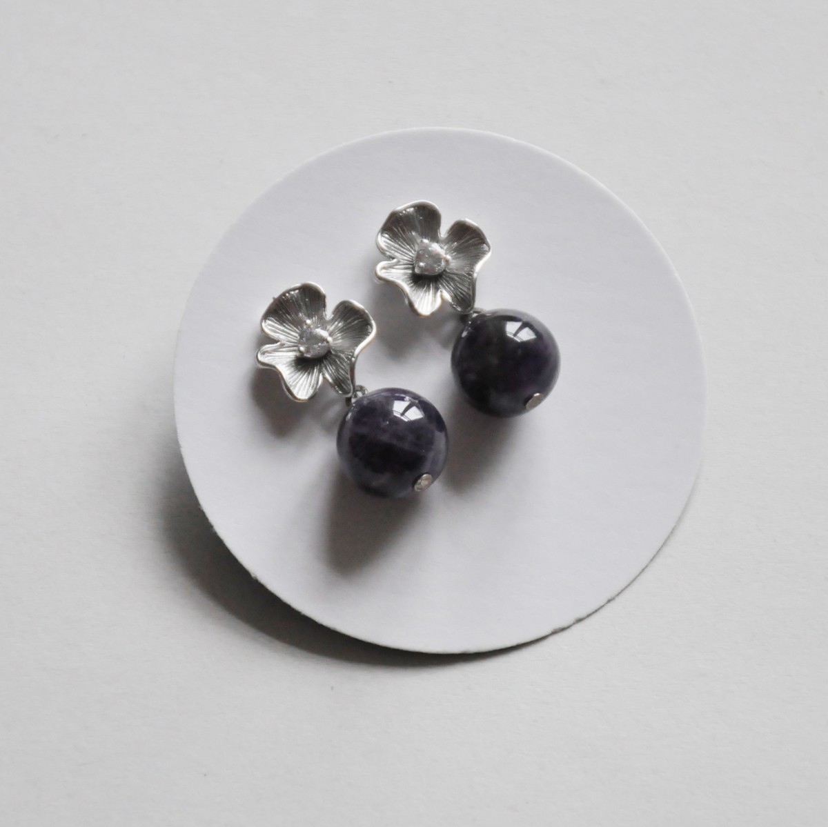 na.hili OHRSTECKER "Blütenstaub" UNIKAT lila Amethyst Perle Halbedelstein Blume *Weißgold* 925 Silber, nickelfrei