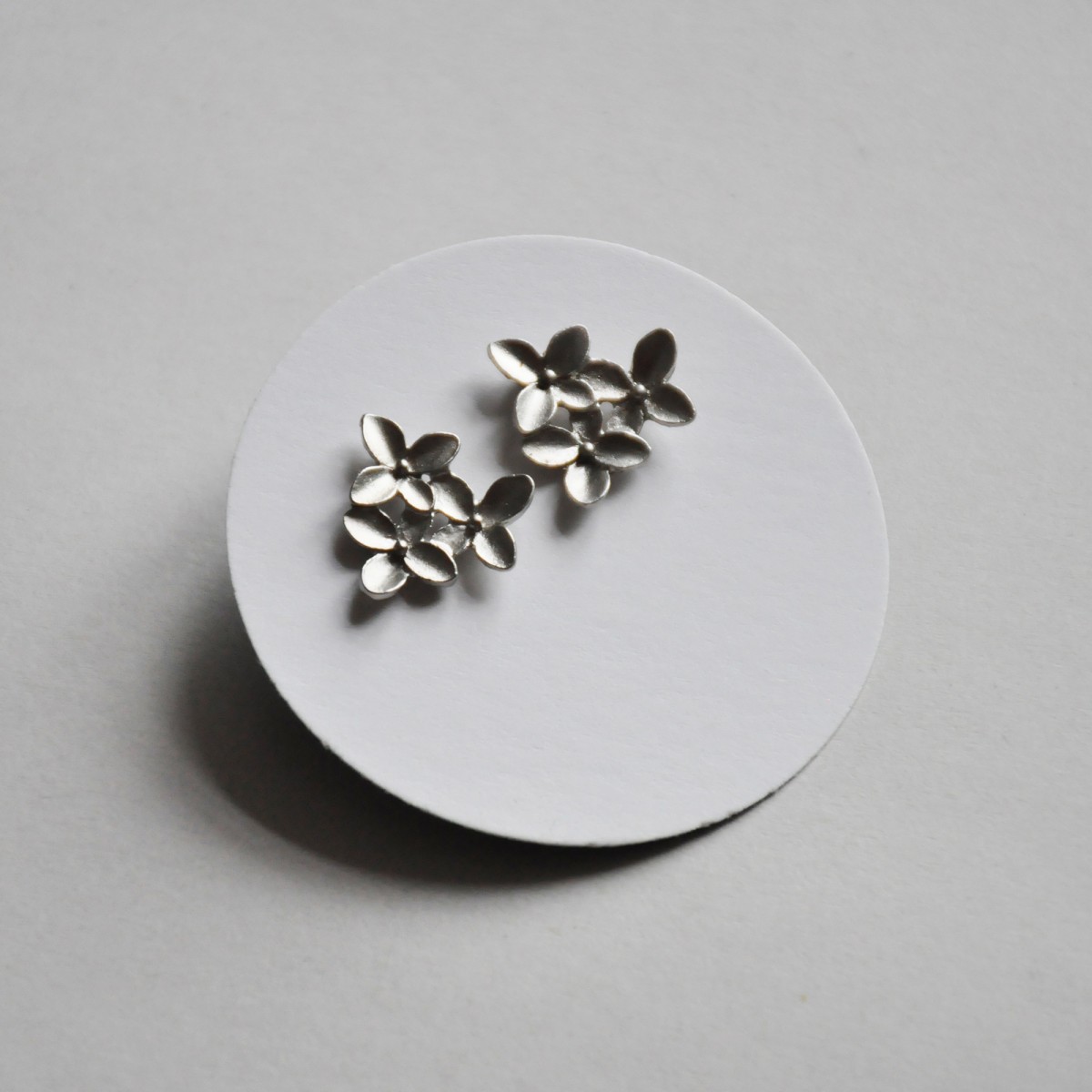 na.hili OHRSTECKER simple Kirschblüten *Weißgold* Stecker 925 Silber Ohrringe