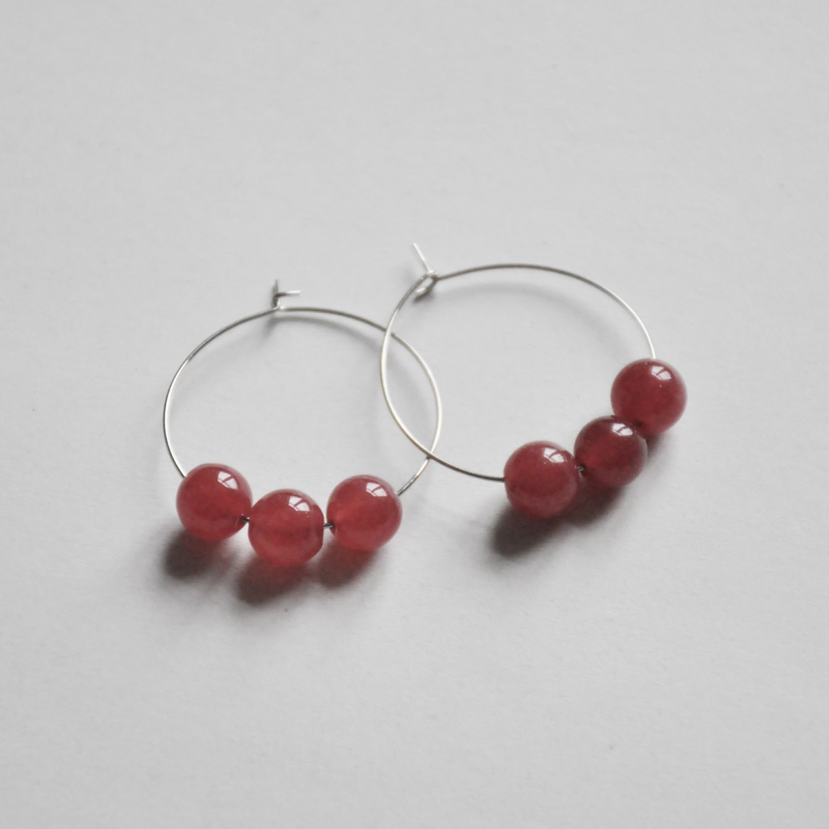 nahili CREOLEN "simple" Ohrringe red berry (silbern oder gold) braunrot Naturstein 