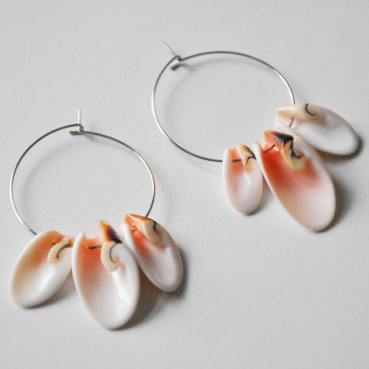 nahili CREOLEN "simple" Ohrringe sunny shells (silbern oder gold) weiß mit orangerot Natur - Muscheln